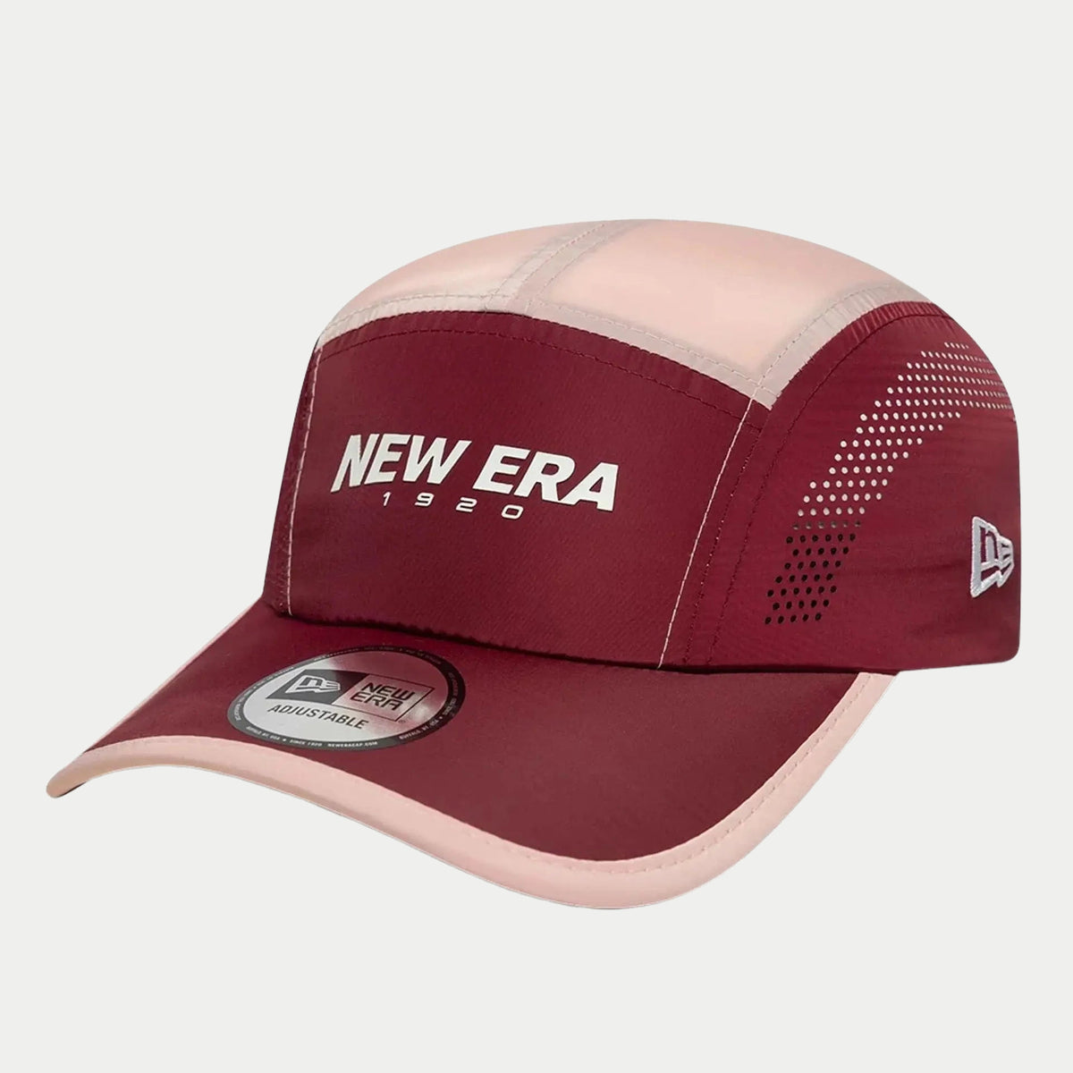 Casquette Runner New Era rouge foncé de profil, logo NEW ERA 1920 caoutchouté blanc