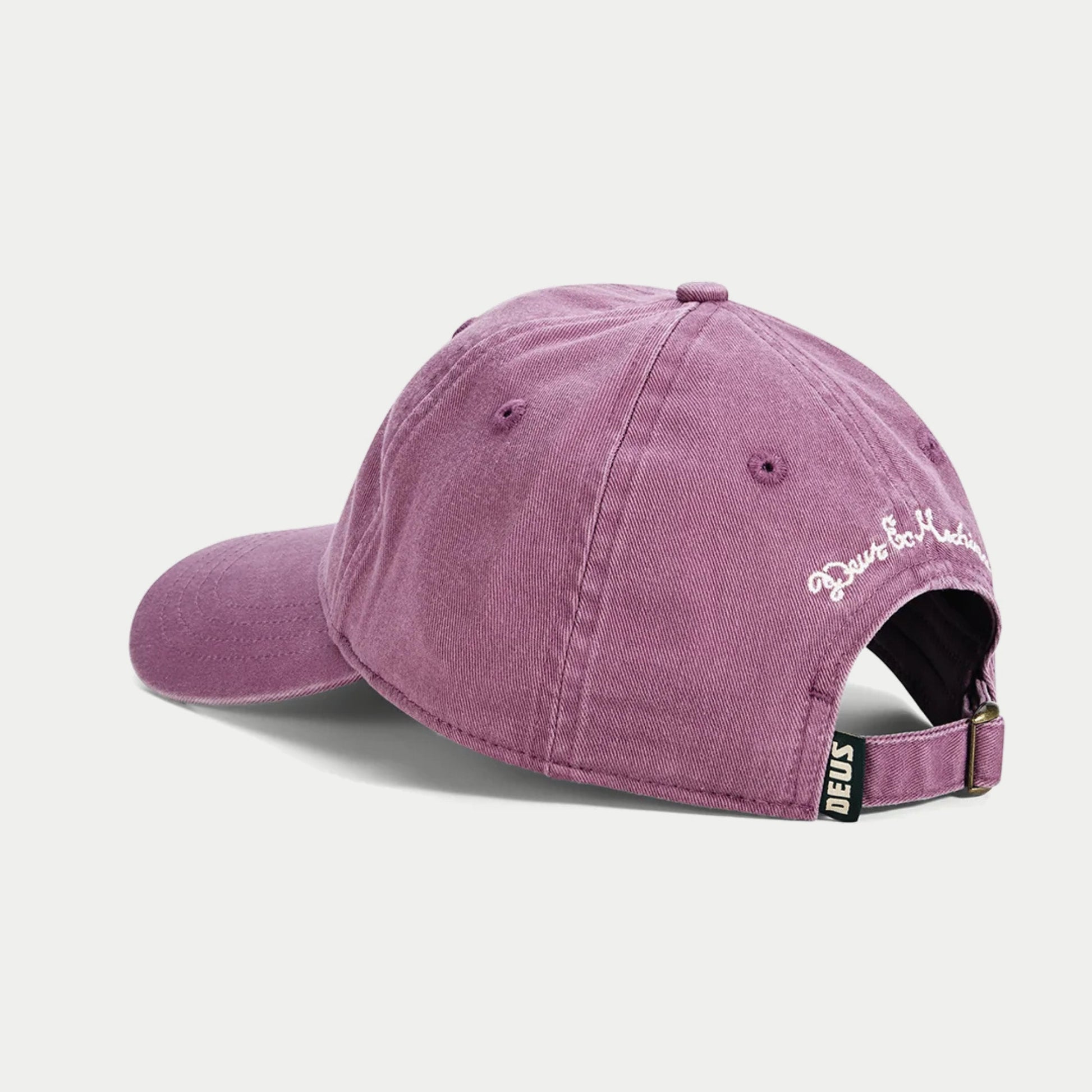 Casquette Smile mauve Deus Ex Machina - vue de dos, signature cursive brodée écrue et sangle à boucle métal doré