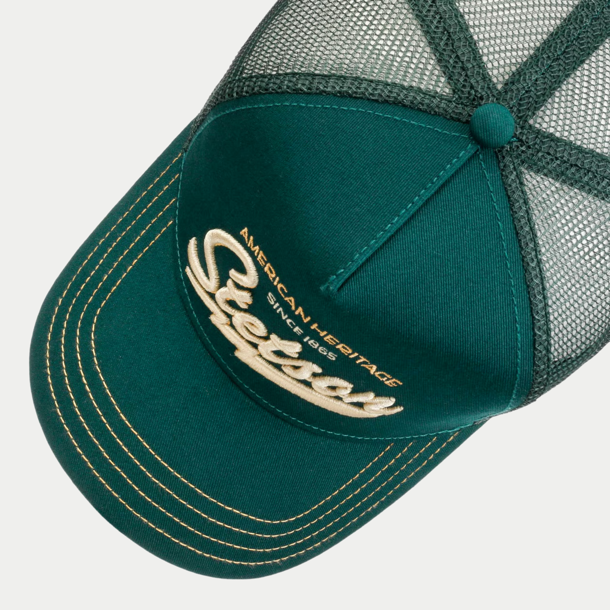 Vue du dessus de la casquette trucker American Heritage Stetson vert sapin : signature Stetson brodée et bouton de calotte