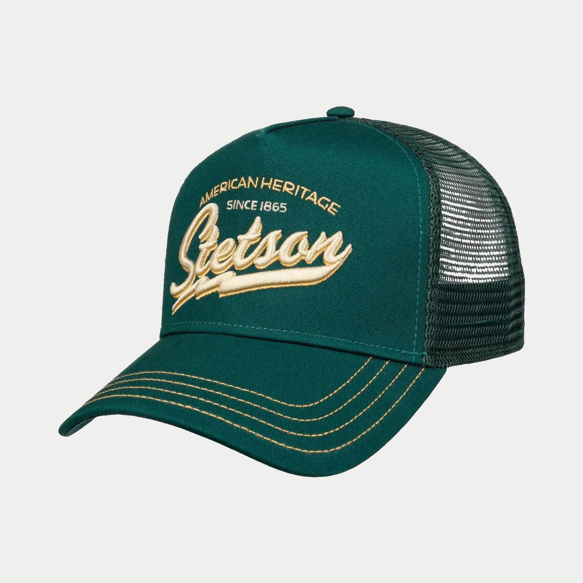 Casquette trucker American Heritage Stetson vert sapin de trois quarts, lettrage brodé crème et visière surpiquée