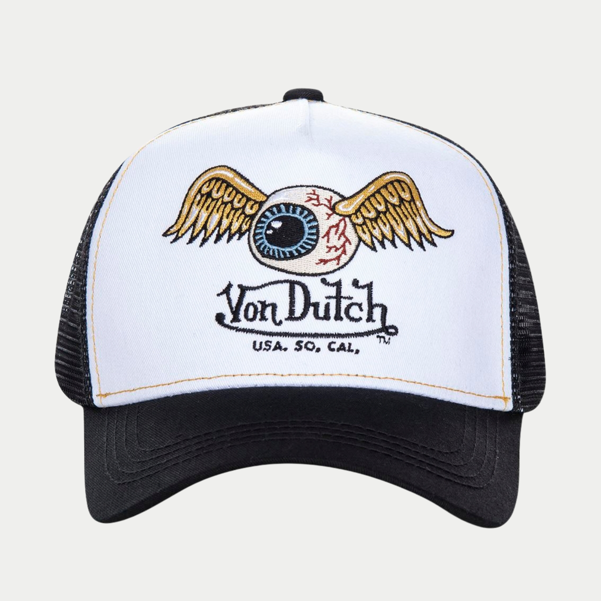 Casquette trucker Von Dutch Art vue de face : œil ailé brodé, signature Von Dutch USA So. Cal. et visière noire