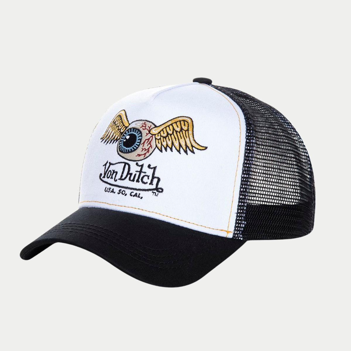 Casquette trucker Art blanc et noir Von Dutch de trois quarts avant, Flying Eye doré et logo Von Dutch brodés