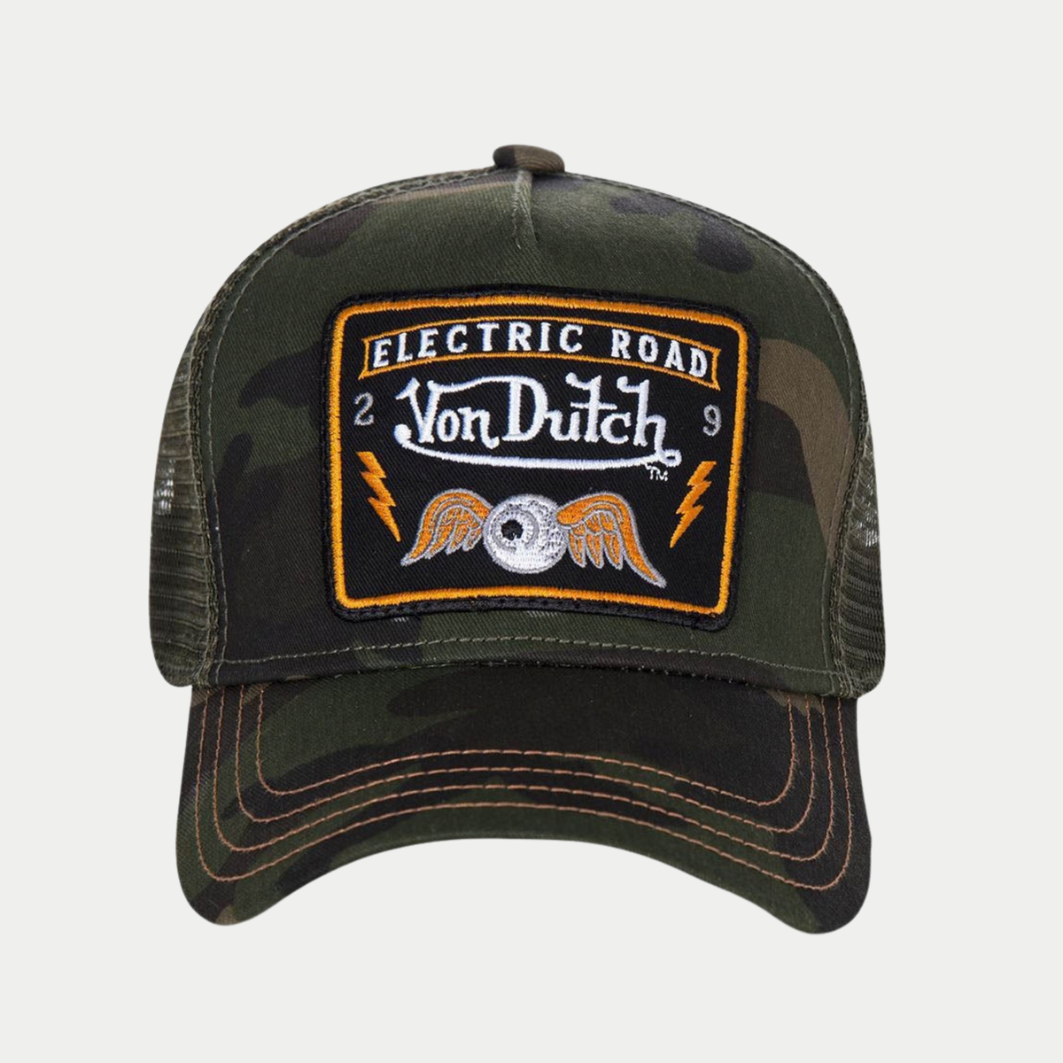 Casquette trucker camouflage Von Dutch vue de face, écusson Flying Eye et visière à surpiqûres orange