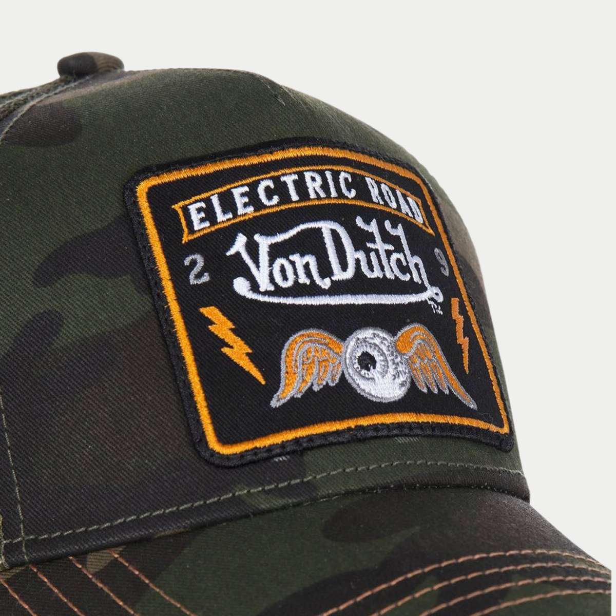 Gros plan de l'écusson brodé Von Dutch Electric Road, œil ailé et éclairs orange sur toile camouflage