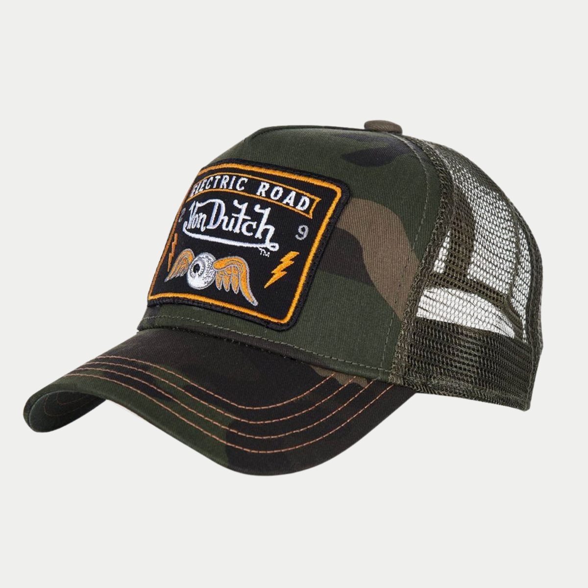 Casquette trucker camouflage vert Von Dutch de trois quarts avant, écusson noir Electric Road brodé orange et blanc