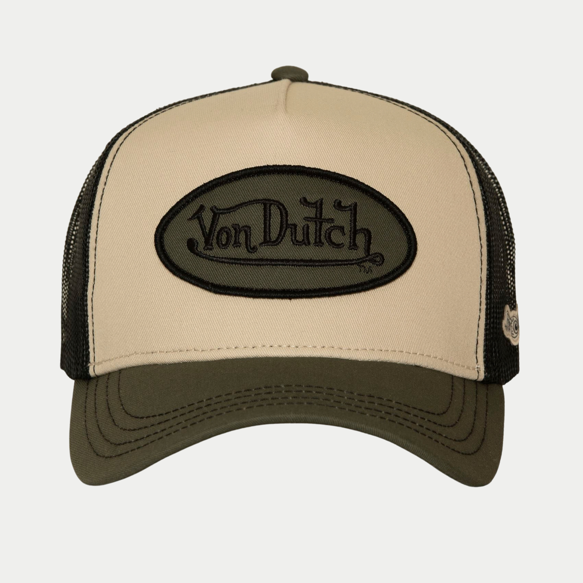 Casquette Von Dutch Classic de face, devant beige, écusson ovale kaki brodé noir, visière kaki