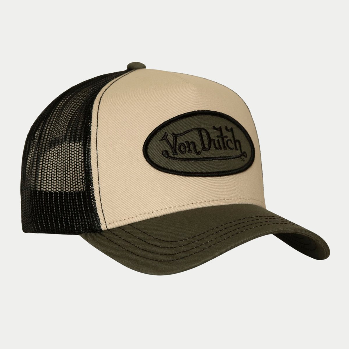 Casquette trucker Von Dutch Classic beige vue de trois quarts droite, visière kaki surpiquée