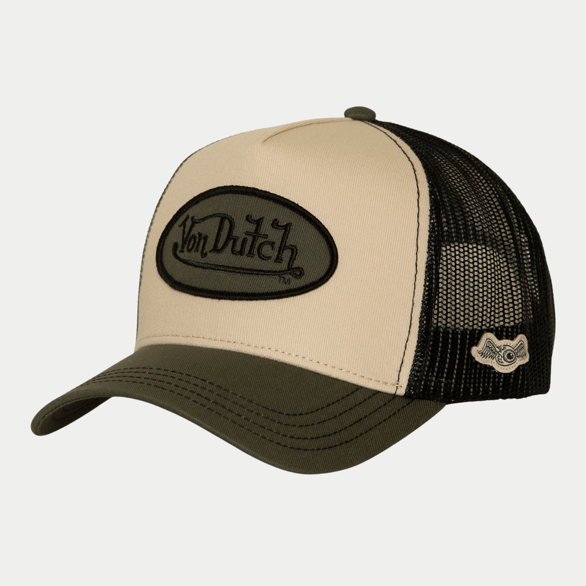 Casquette trucker Von Dutch Classic beige et kaki de trois quarts, filet noir et badge œil ailé