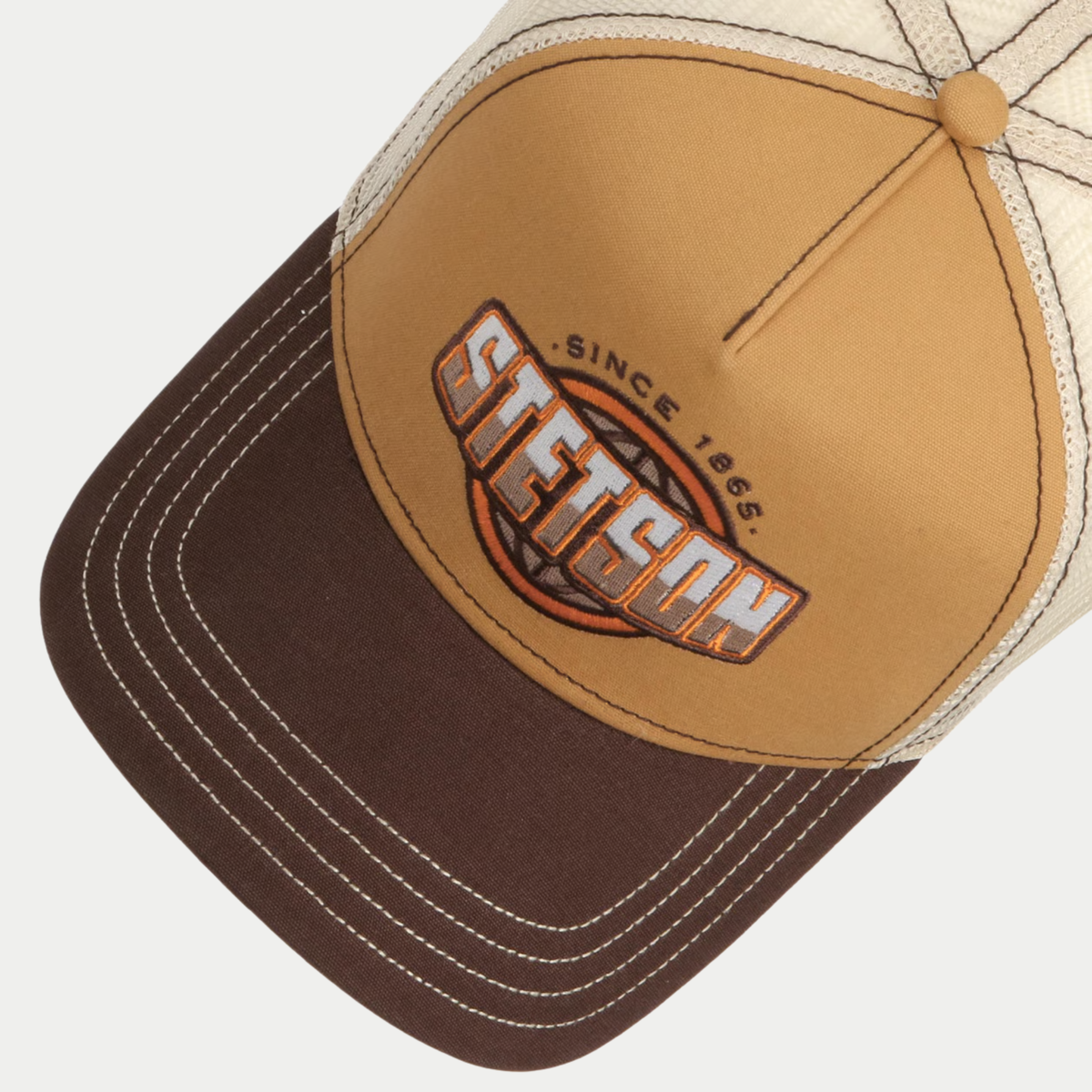 Vue plongeante sur la casquette Classic Globe Stetson camel : logo Stetson Since 1865 et visière surpiquée
