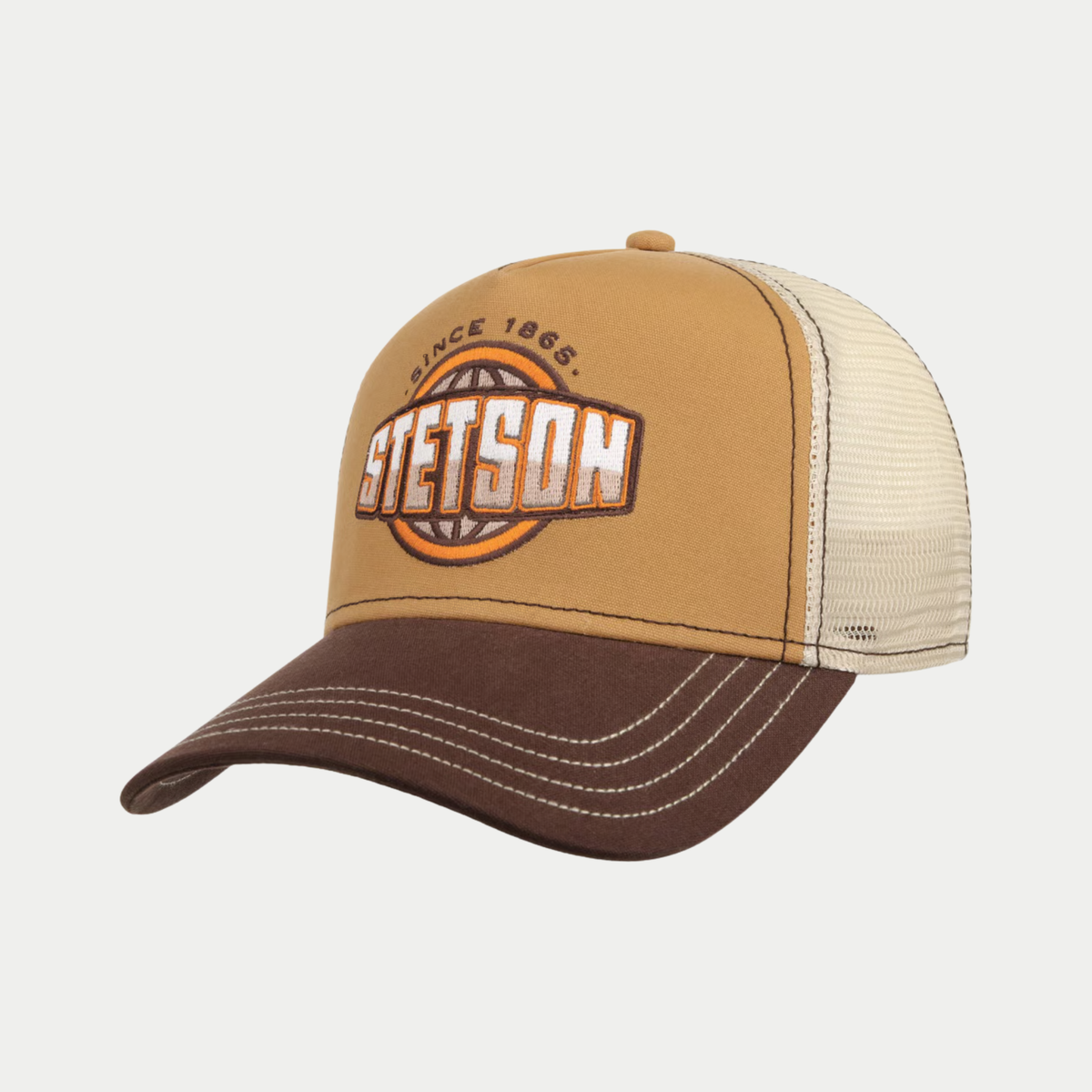 Casquette trucker Classic Globe Stetson camel de trois quarts : écusson globe brodé, visière marron foncé et filet écru