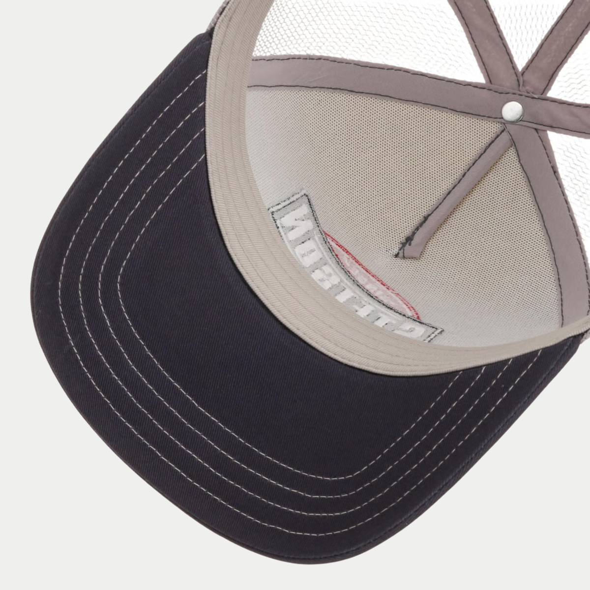 Dessous de la casquette trucker Classic Point Stetson : visière bleu marine et bandeau intérieur gris taupe