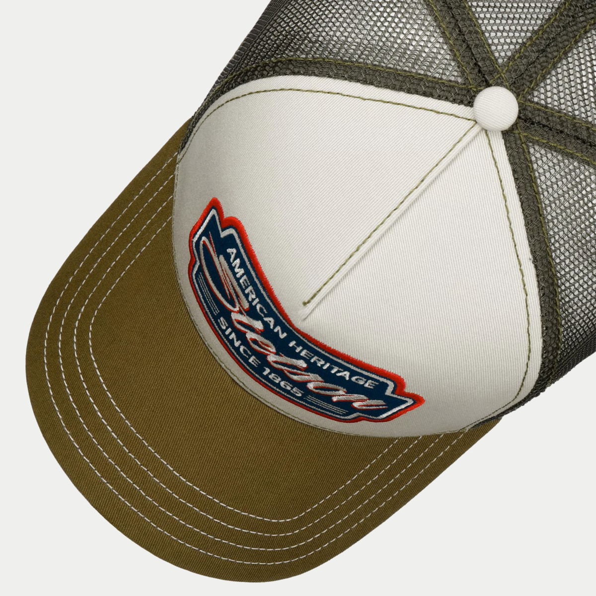 Casquette trucker Stetson Classic Race écru et olive - vue de dessus, écusson et bouton sommital écru