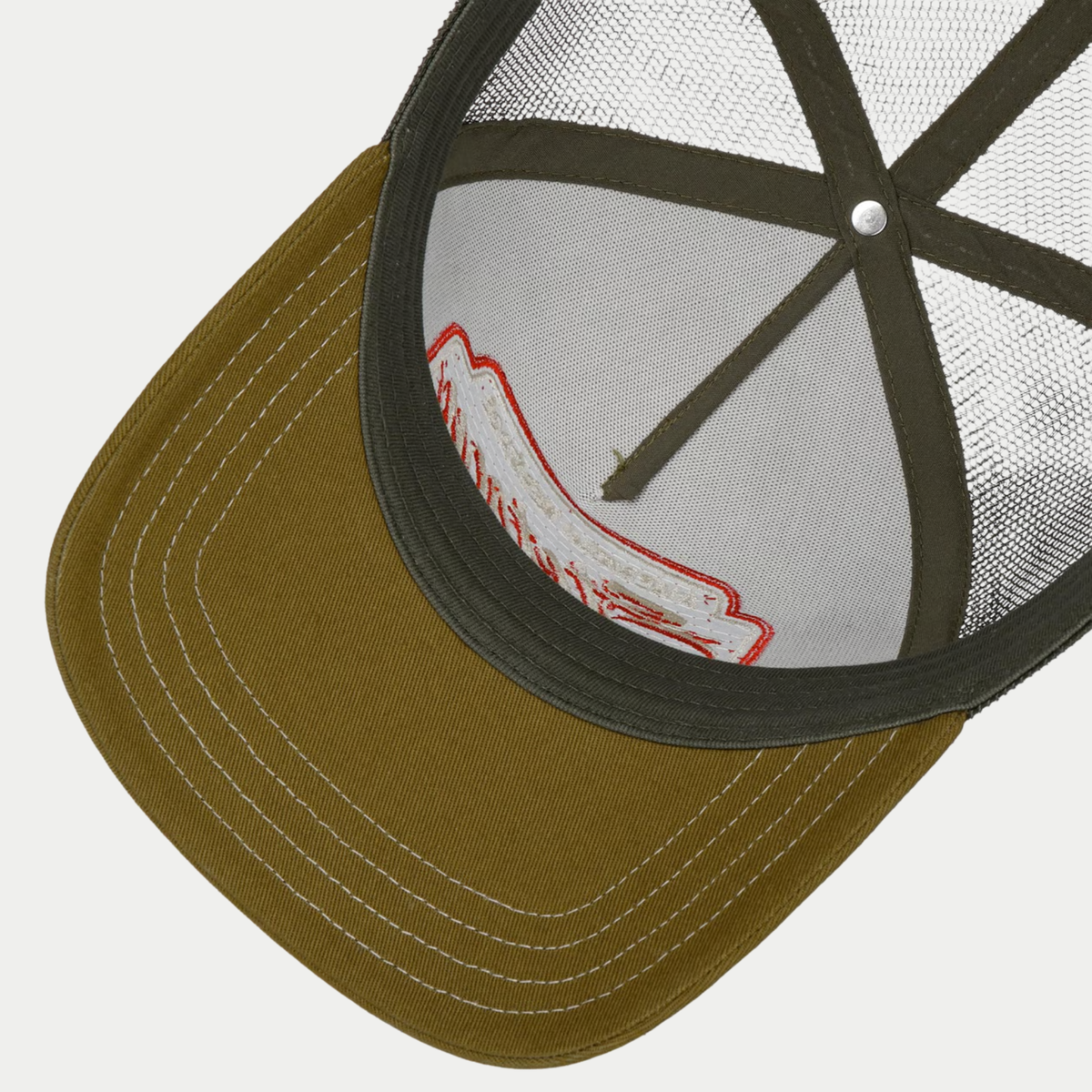 Casquette trucker Stetson Classic Race écru et olive - dessous de la visière olive à surpiqûres écrues