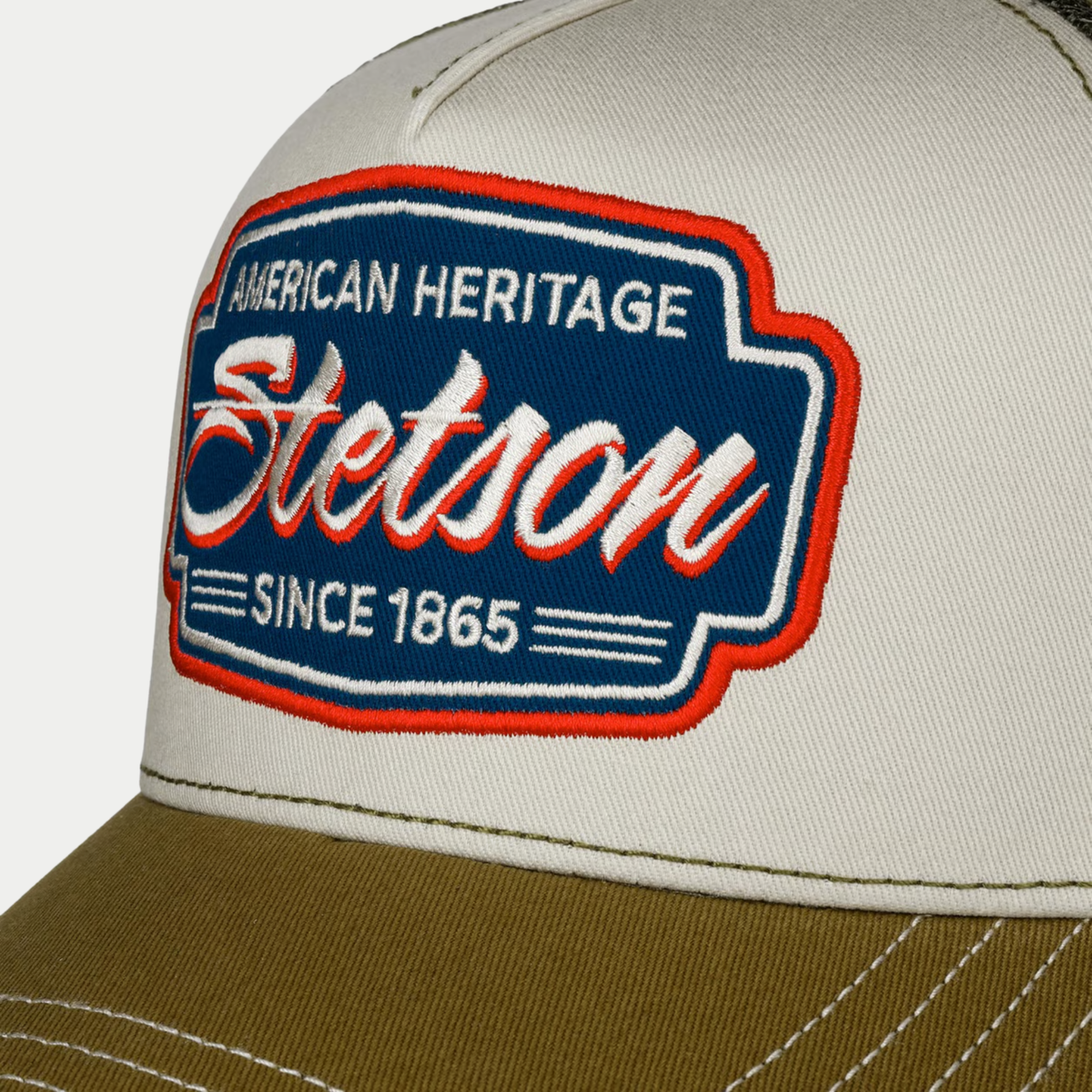 Casquette trucker Stetson Classic Race écru et olive - gros plan de l'écusson Stetson Since 1865 brodé