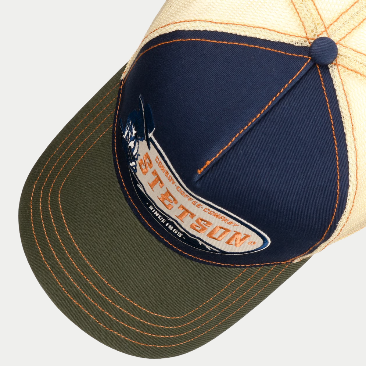 Dessus de la casquette Cowboy Coffee Company Stetson : écusson Since 1865, bouton bleu marine, visière olive surpiquée orange