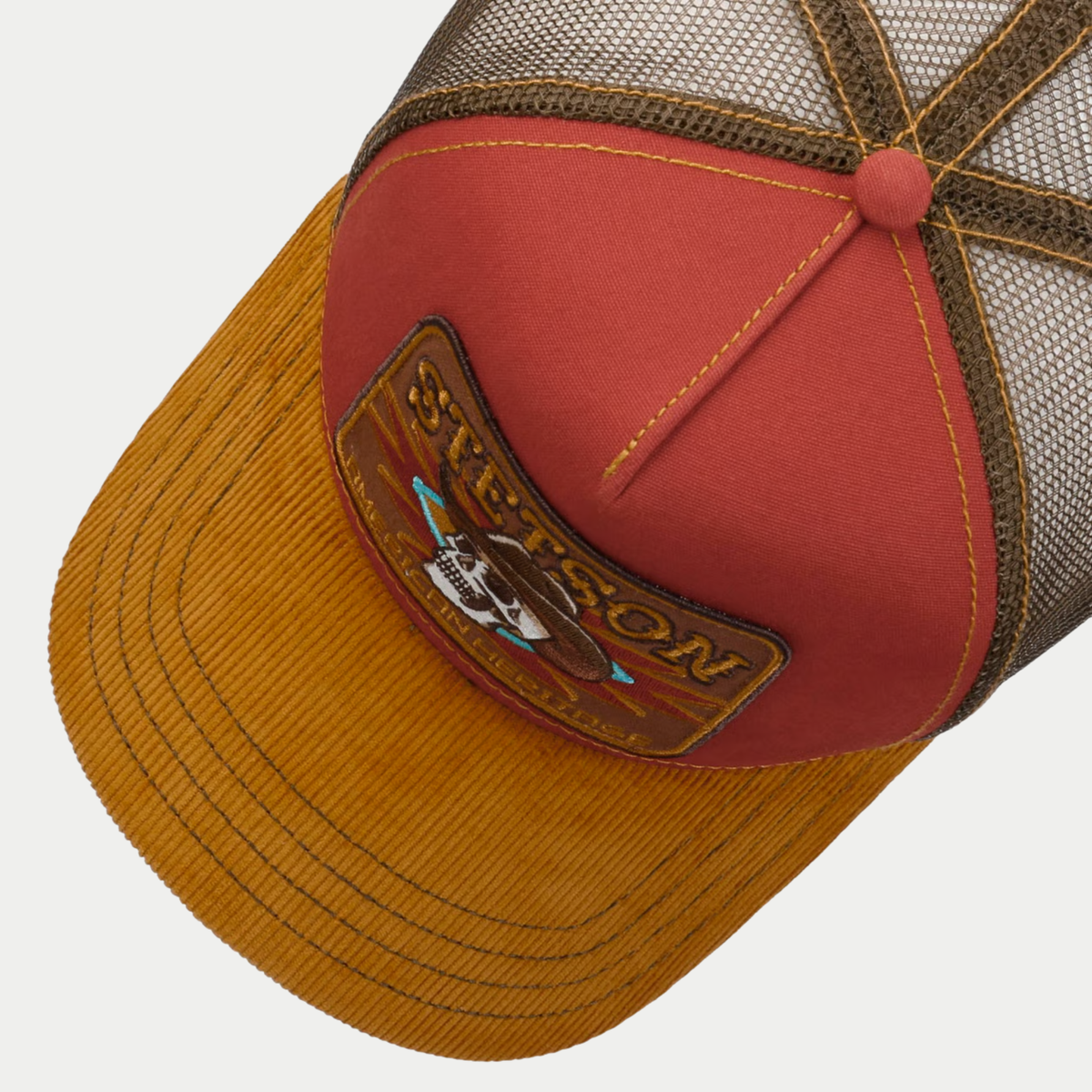 Vue du dessus de la casquette trucker Cowboy Skull Stetson : devant rouge brique et visière façon velours côtelé ocre