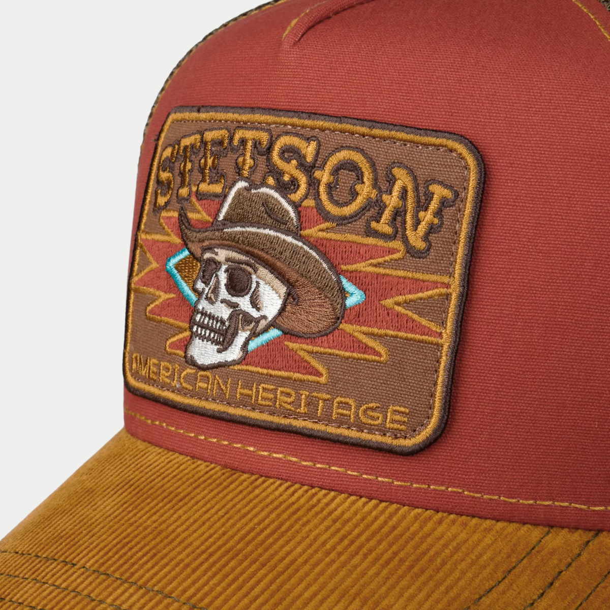 Gros plan sur l'écusson Stetson American Heritage de la Cowboy Skull : tête de mort au chapeau sur motif western