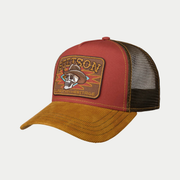 Casquette trucker Cowboy Skull Stetson rouge de trois quarts, écusson tête de mort au chapeau de cowboy et filet brun