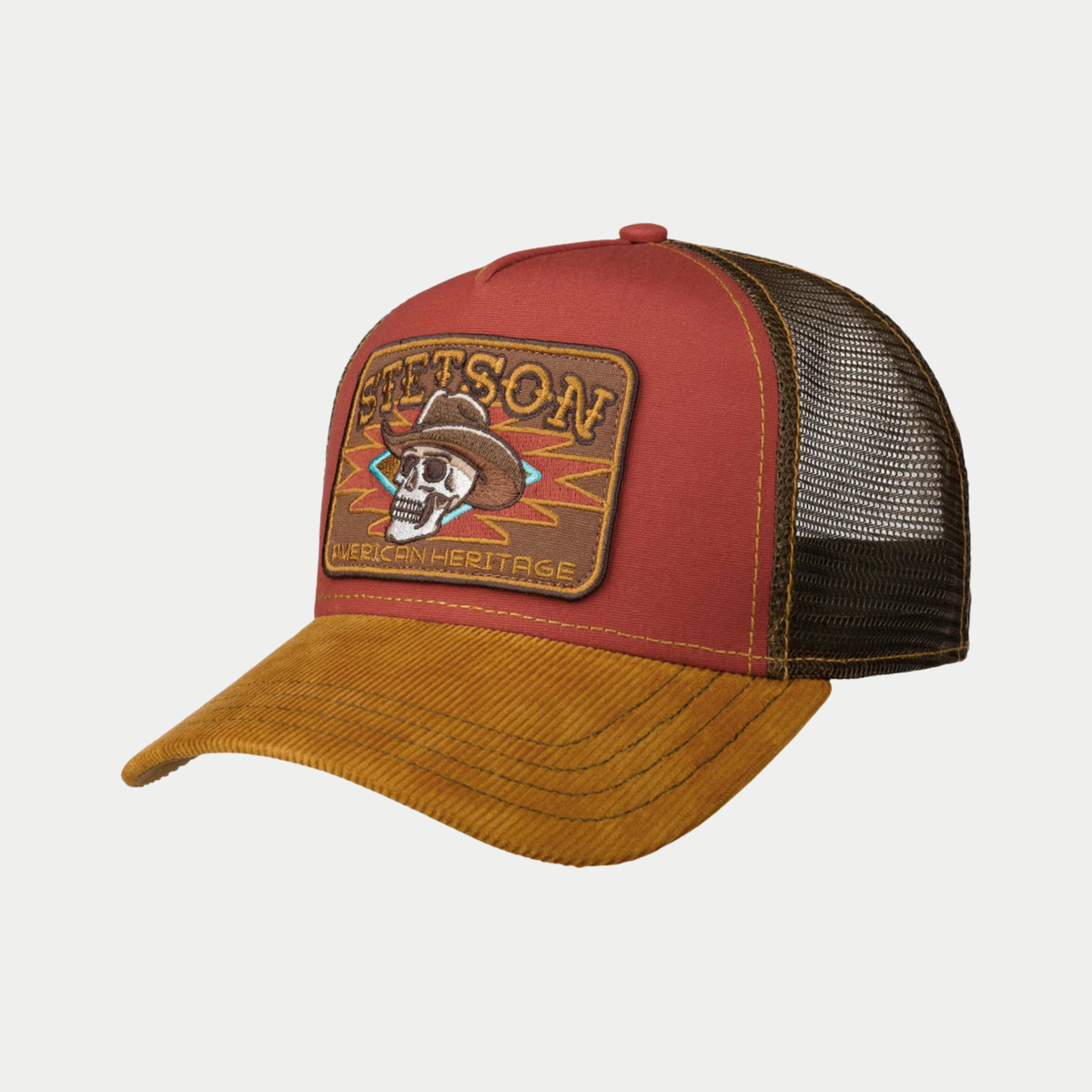 Casquette trucker Cowboy Skull Stetson rouge de trois quarts, écusson tête de mort au chapeau de cowboy et filet brun
