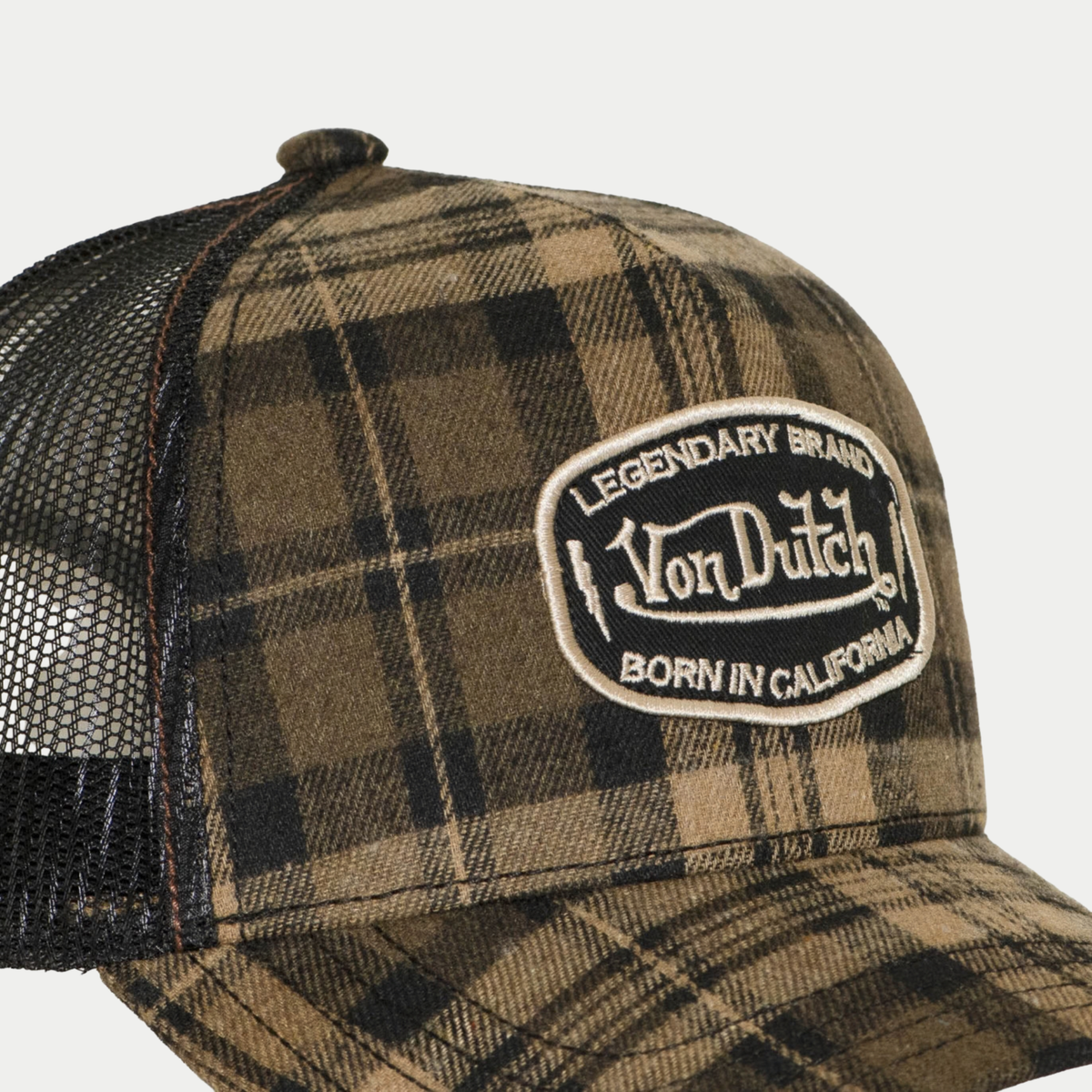 Casquette trucker Embroidery à carreaux marron Von Dutch - détail de l'écusson brodé Born in California