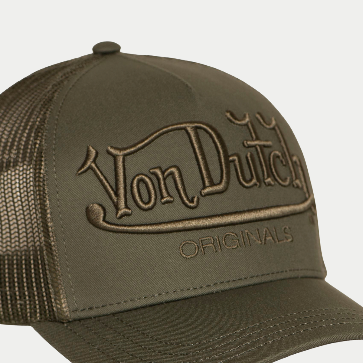 Gros plan de la broderie en relief Von Dutch Originals kaki sur le devant de la casquette trucker