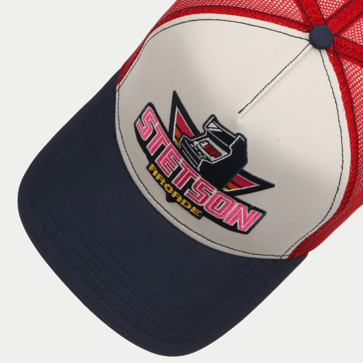 Dessus de la casquette trucker Gaming Arcade Stetson : écusson Stetson Arcade, bouton bleu marine et filet rouge