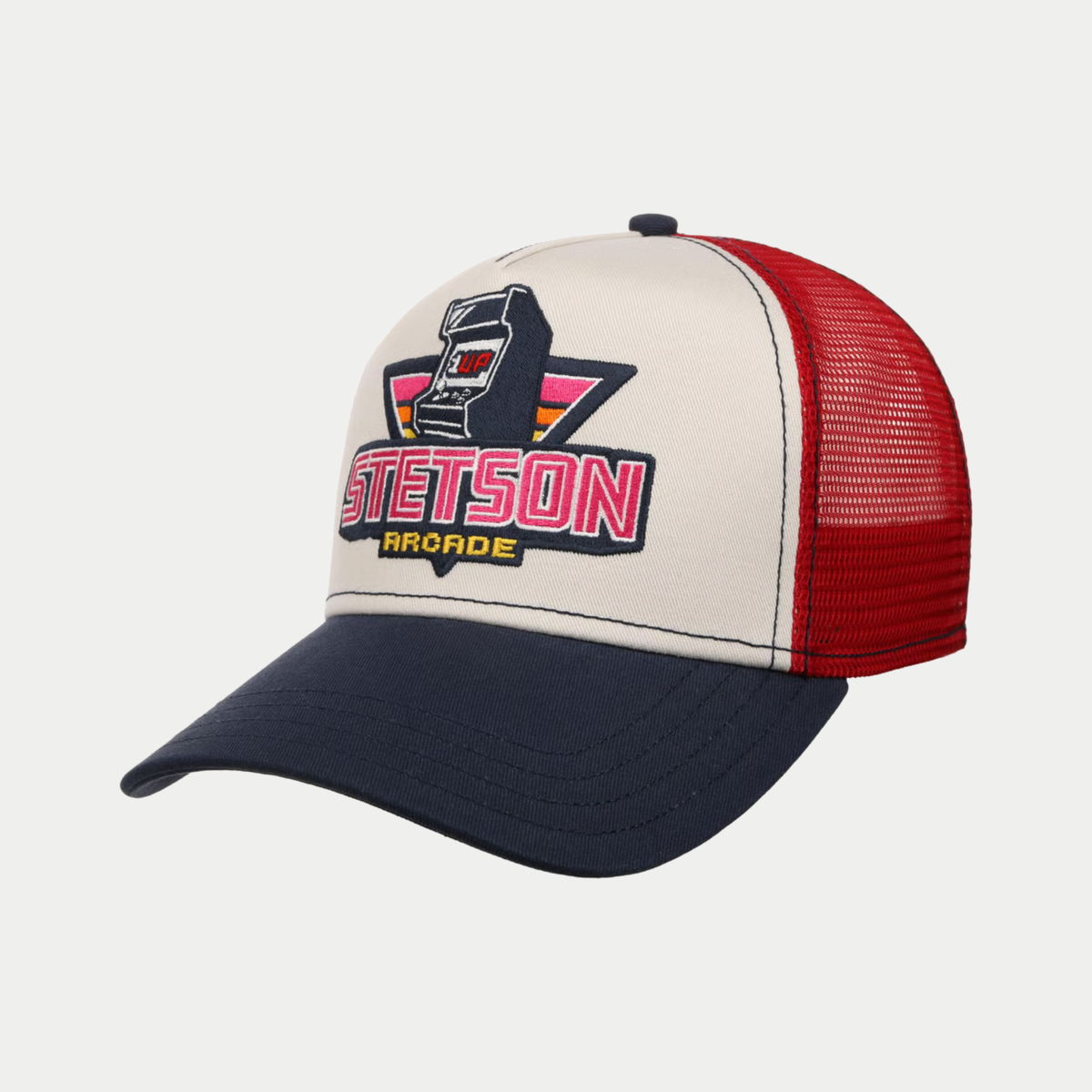 Casquette trucker Gaming Arcade Stetson de trois quarts : borne d'arcade brodée, visière bleu marine et filet rouge