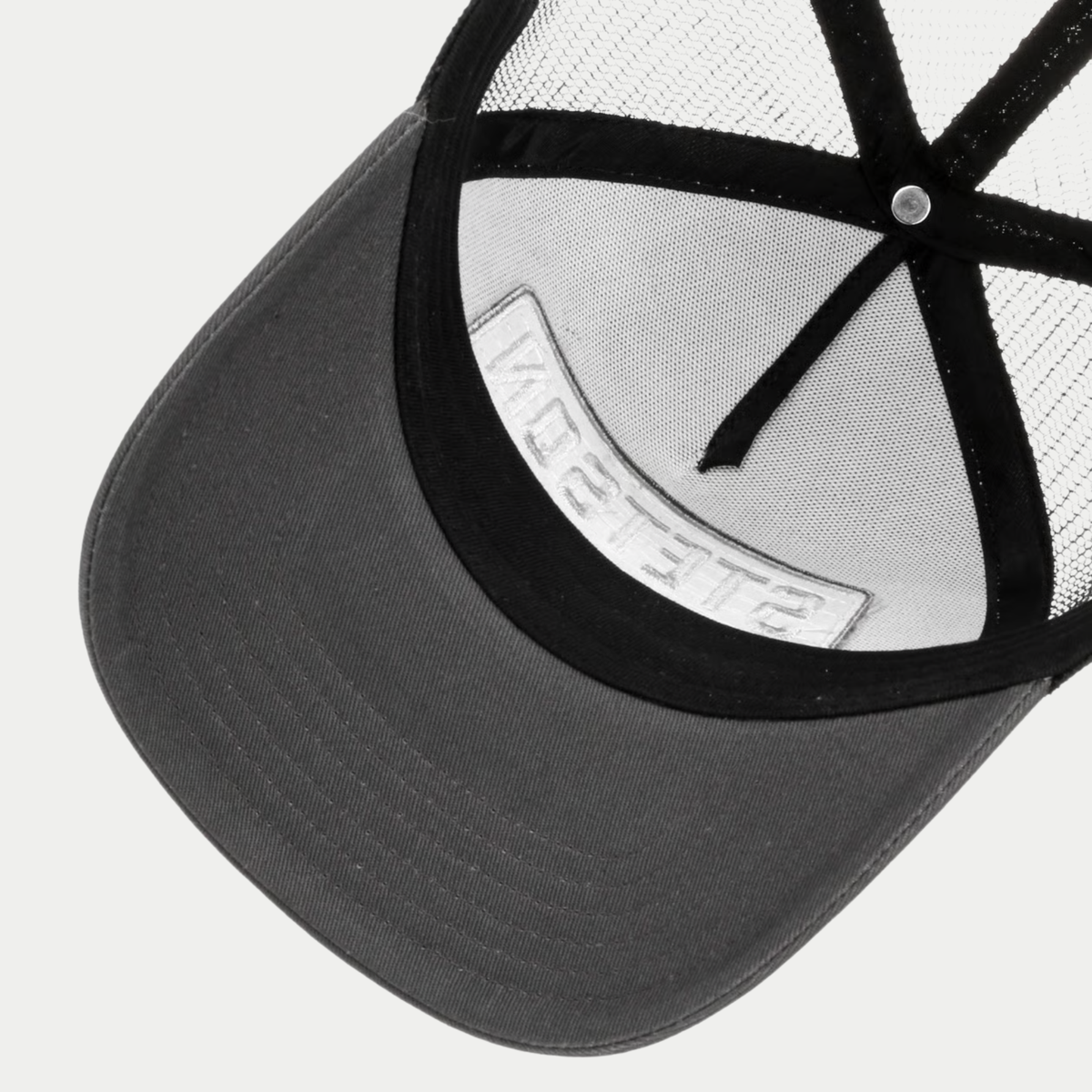 Dessous de la visière anthracite de la casquette trucker Highway Stetson, envers de la broderie visible à l'intérieur