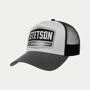 Casquette trucker Highway Stetson gris et noir de trois quarts, écusson brodé Since 1865 et filet noir