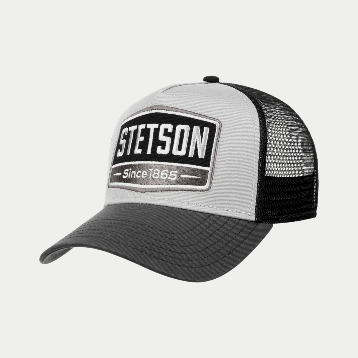 Casquette trucker Highway Stetson gris et noir de trois quarts, écusson brodé Since 1865 et filet noir