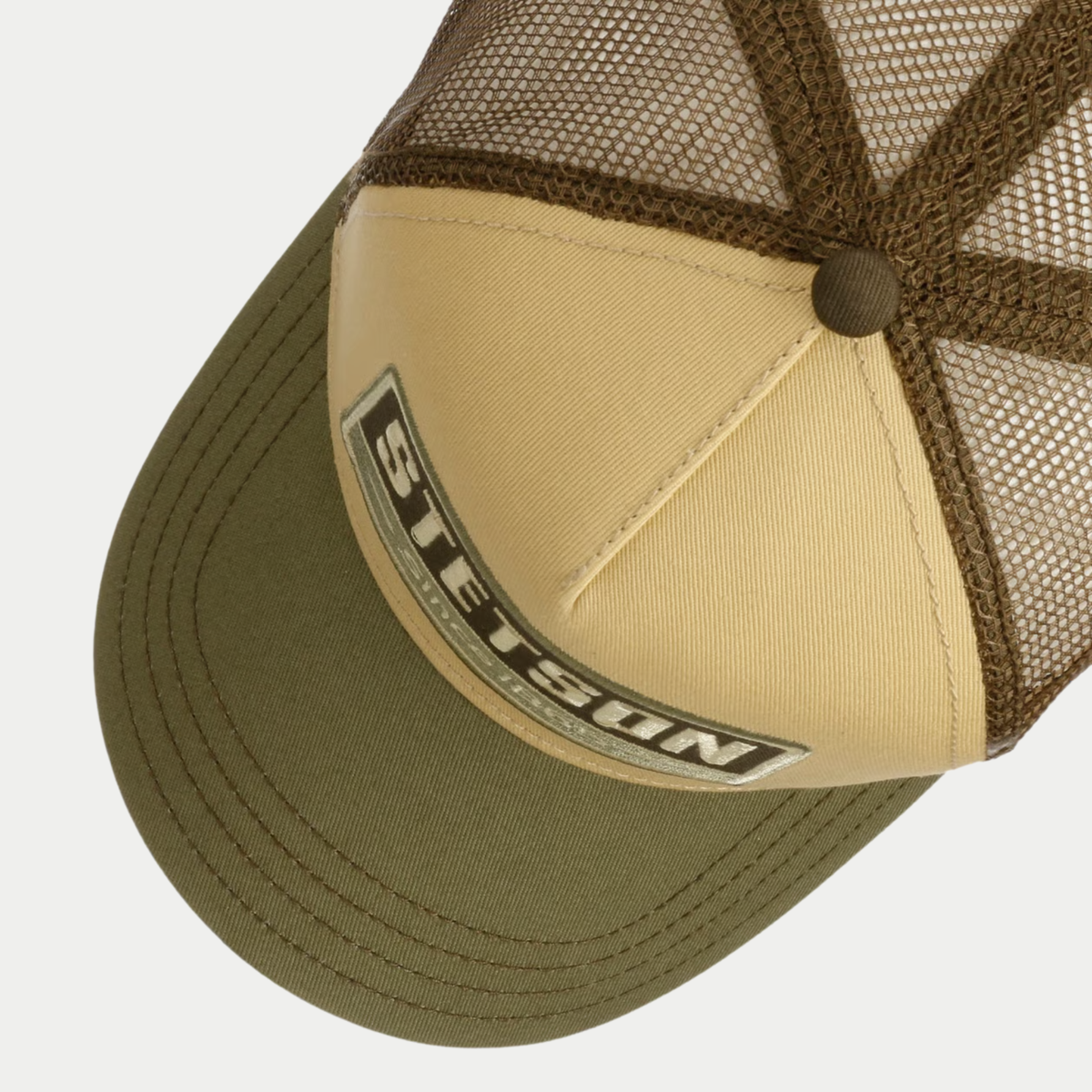 Vue du dessus de la casquette trucker Highway Stetson : devant beige, bouton brun et visière olive surpiquée