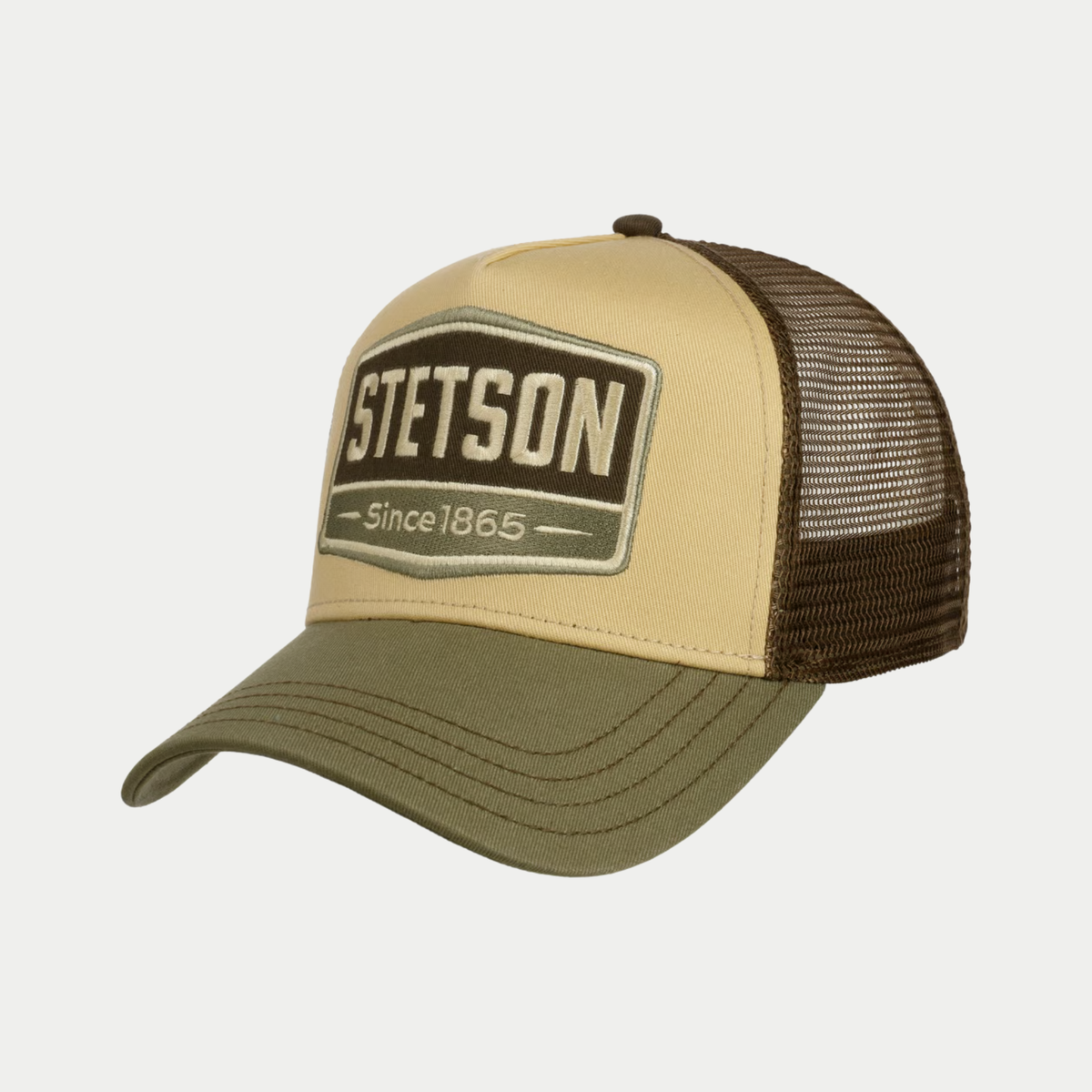 Casquette trucker Highway Stetson olive de trois quarts, devant beige sable, écusson Since 1865 et filet brun