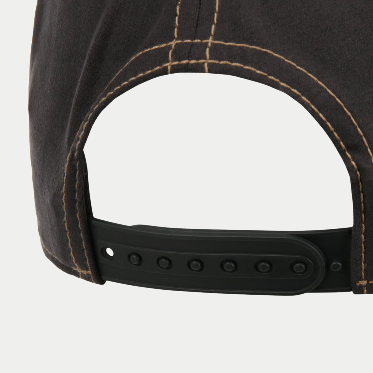 Dos de la casquette Hockey Sports Stetson : panneaux anthracite à surpiqûres beiges et fermeture snapback noire