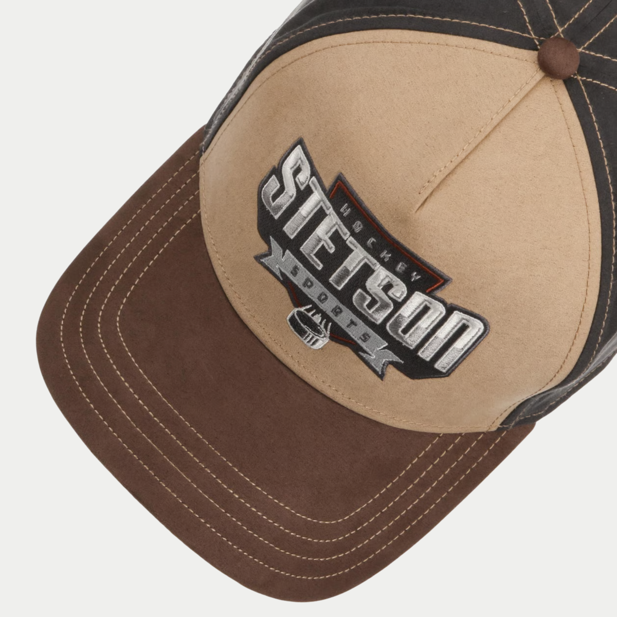 Vue de dessus de la casquette Hockey Sports Stetson beige et marron, écusson Stetson Sports brodé et bouton de calotte