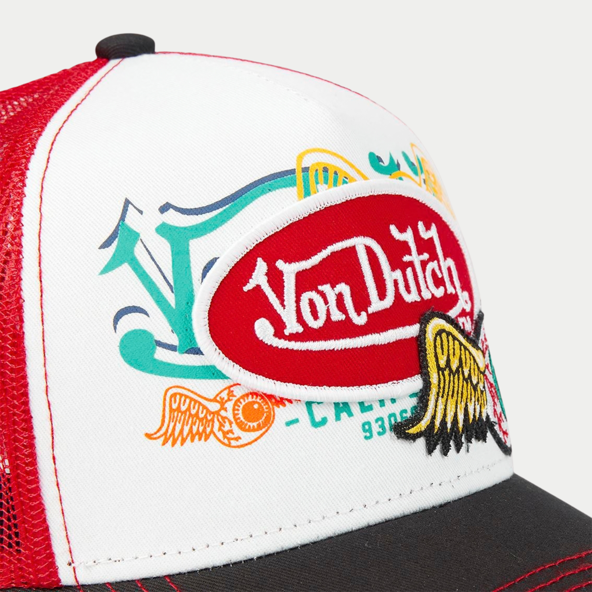Gros plan sur l'écusson Von Dutch rouge et l'imprimé California de la casquette Patches blanche
