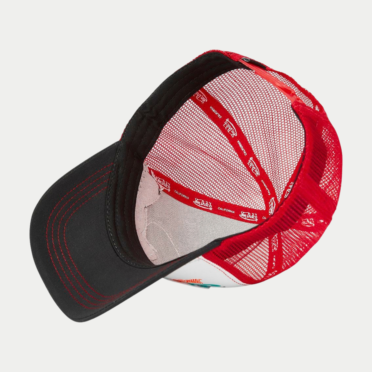 Intérieur de la casquette Von Dutch Patches, ruban logoté rouge et dessous de visière noir