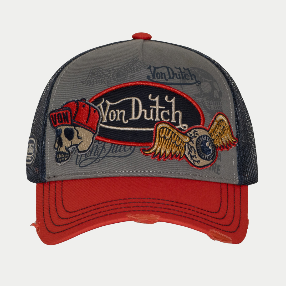 Casquette trucker Patches grise et rouge Von Dutch - vue de face, patch tête de mort et visière effet usé