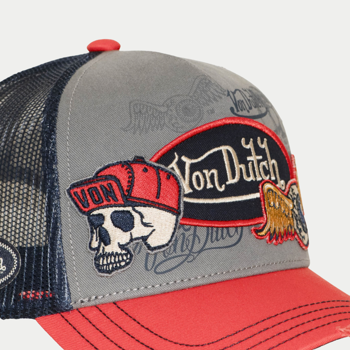 Casquette trucker Patches grise et rouge Von Dutch - détail du patch tête de mort et du logo brodé