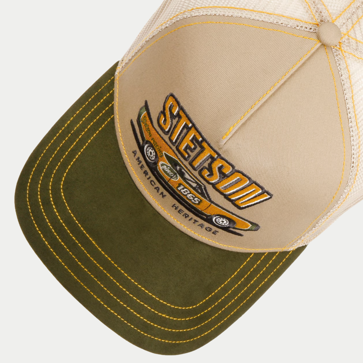 Vue du dessus de la casquette trucker Racing Stetson beige, visière vert olive à surpiqûres jaune moutarde
