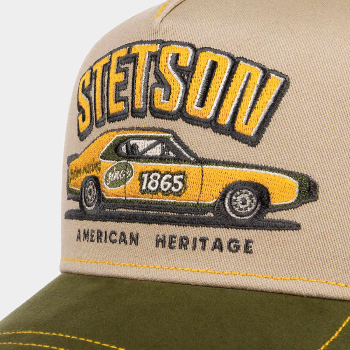 Broderie de la casquette trucker Racing Stetson : voiture de course jaune 1865 et lettrage Stetson jaune