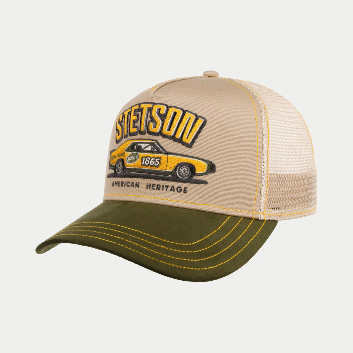 Casquette trucker Racing Stetson beige de profil, voiture de course jaune brodée et visière vert olive