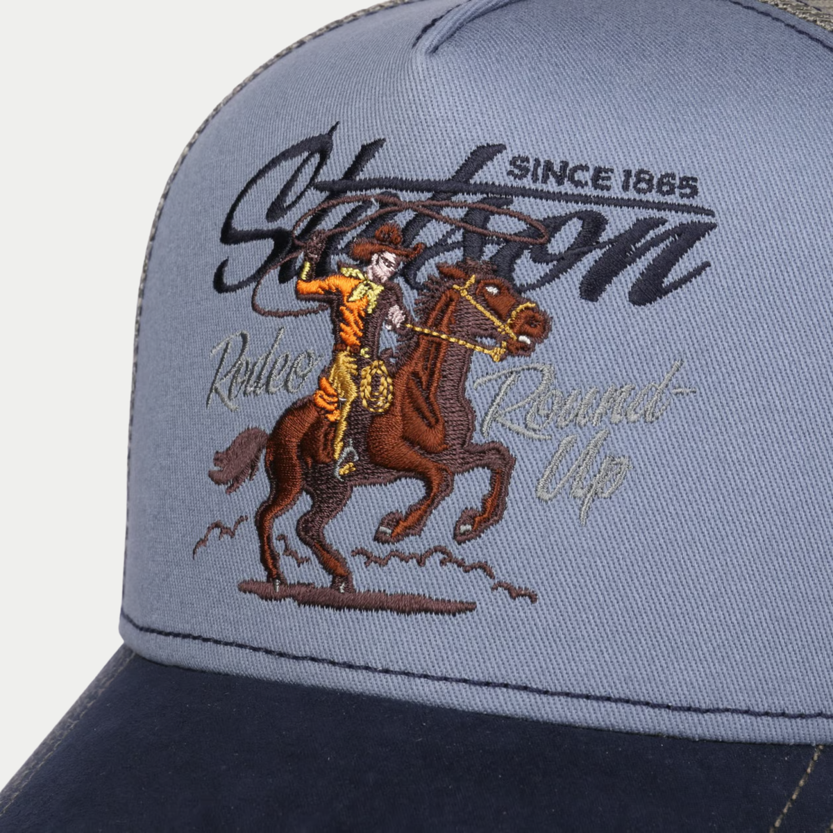 Casquette trucker Stetson Rodeo Round Up bleue - gros plan de la broderie Stetson Since 1865 et du cavalier