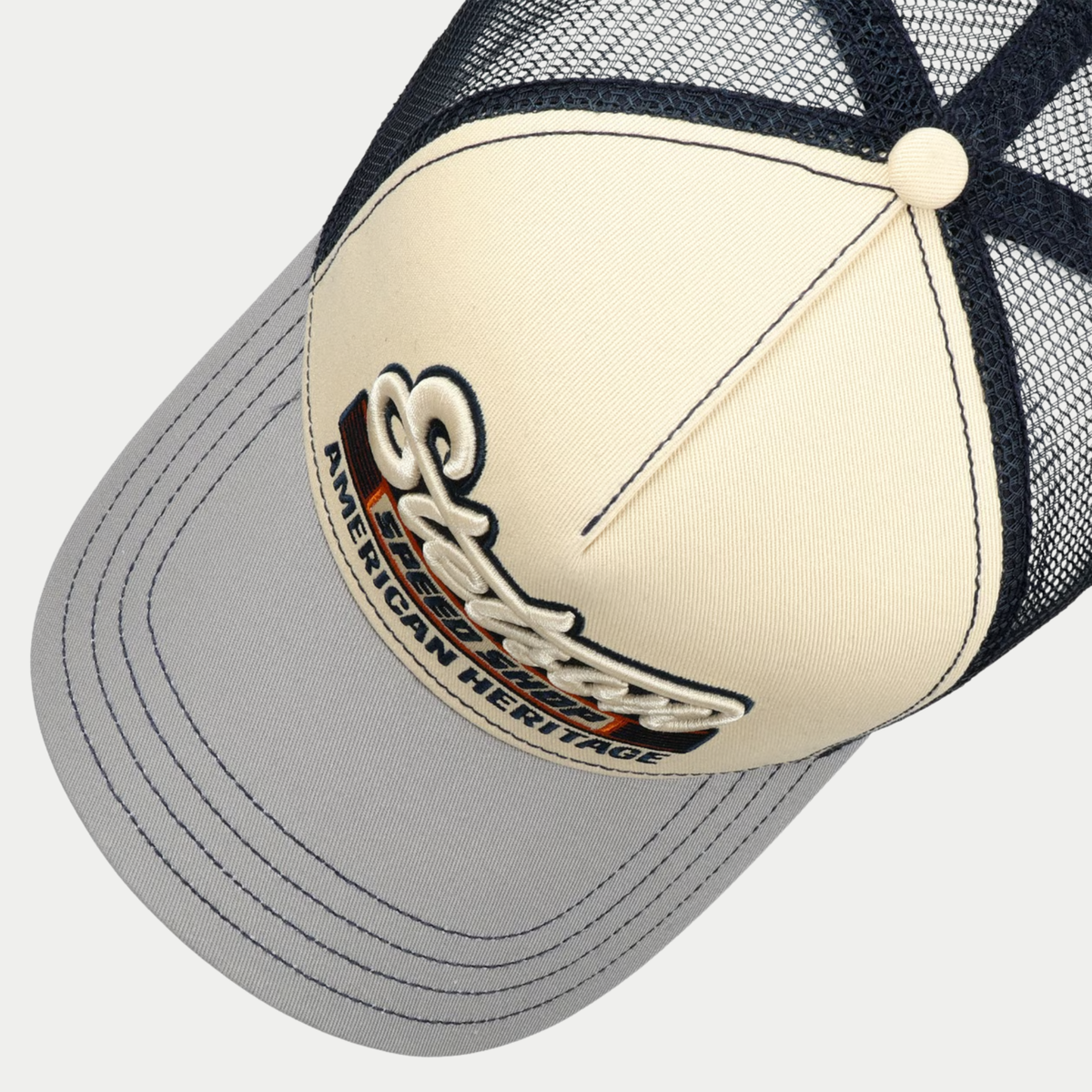 Vue plongeante sur la casquette Speed Shop Stetson beige : broderie Stetson en relief et visière grise surpiquée