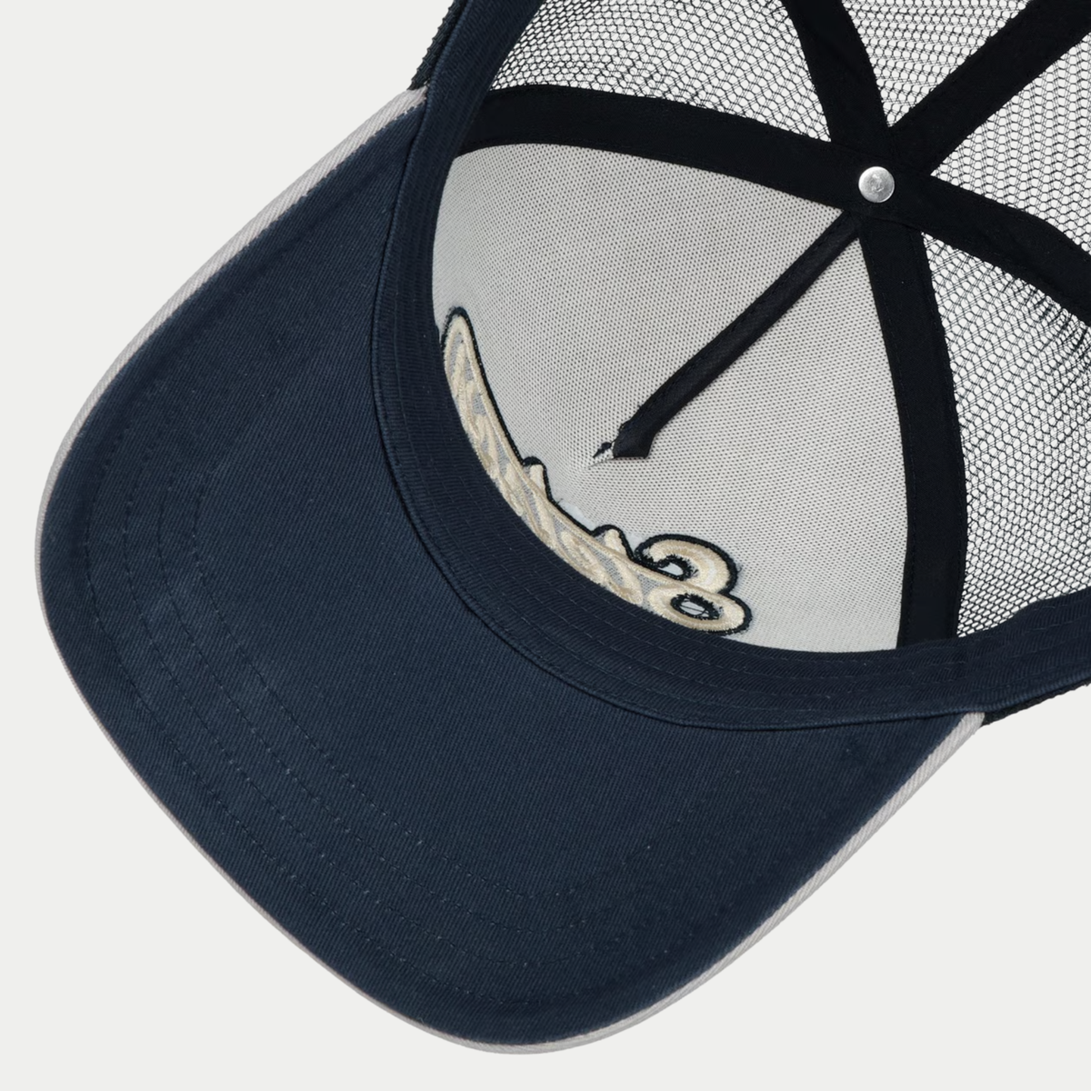 Dessous de la casquette Speed Shop Stetson : visière doublée bleu marine et intérieur du filet