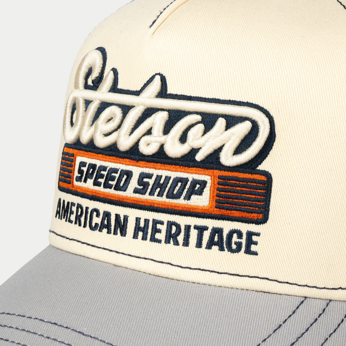 Gros plan sur la broderie Stetson Speed Shop American Heritage, orange et bleu marine sur le devant beige