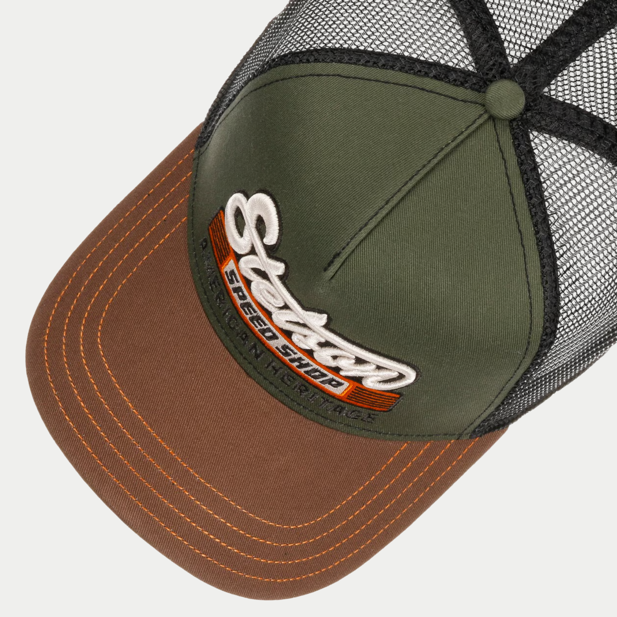 Vue plongeante sur la casquette Speed Shop Stetson olive : script Stetson en relief et visière marron surpiquée orange