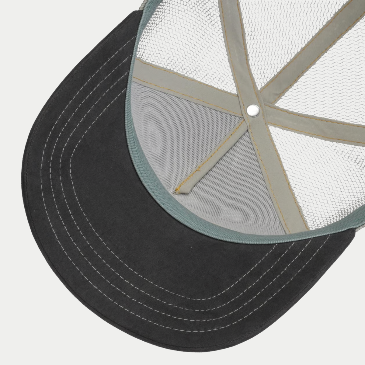 Dessous de la visière anthracite surpiquée de la casquette trucker State Fair Stetson, filet gris clair à l'intérieur