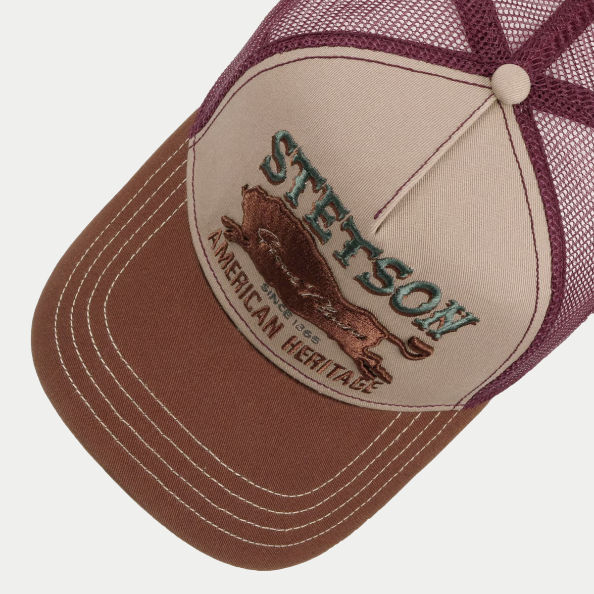 Vue du dessus de la casquette trucker The Plains Stetson : lettrage Stetson vert brodé au-dessus du bison, visière brune