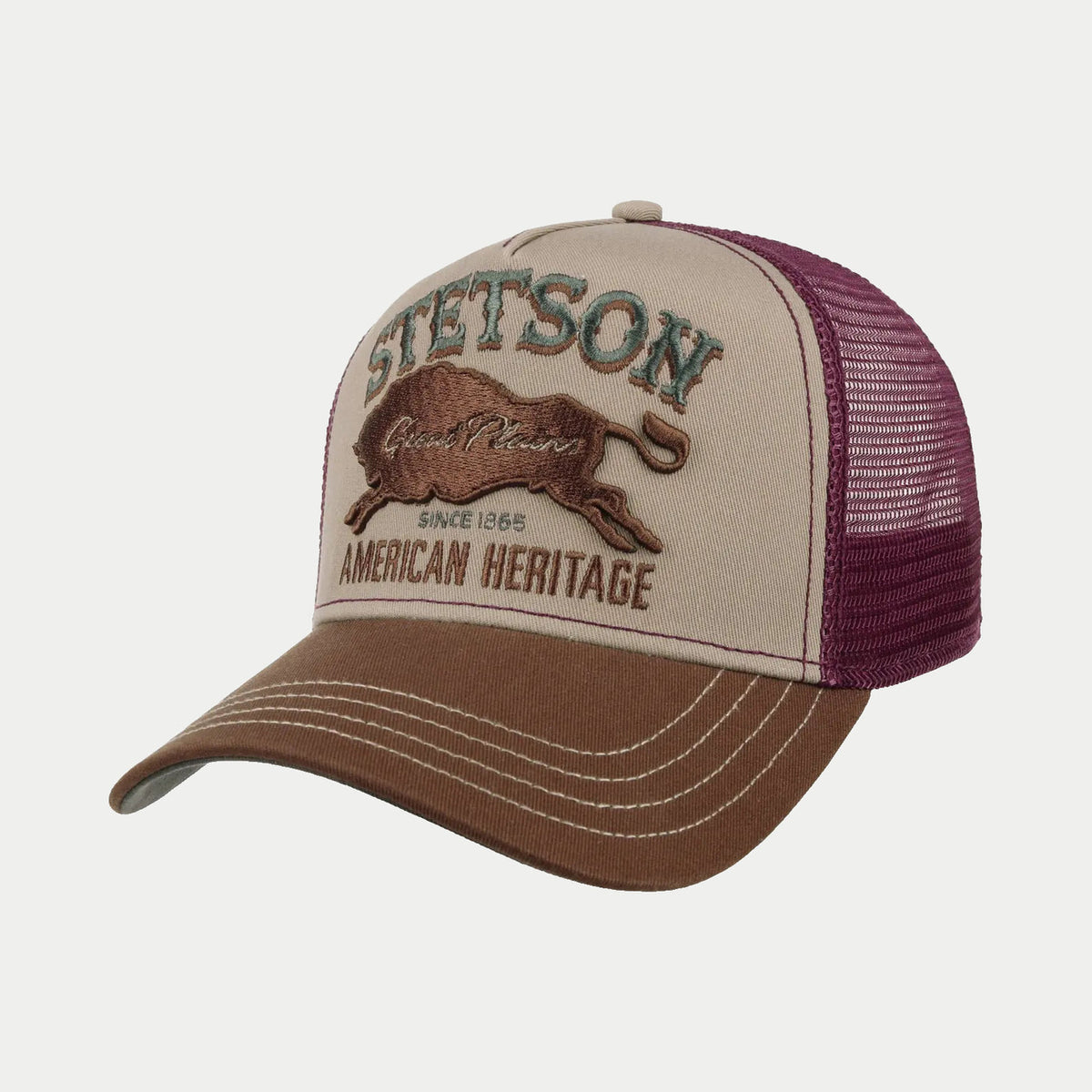 Casquette trucker Stetson The Plains beige de trois quarts, bison Great Plains brodé, visière brune et filet bordeaux