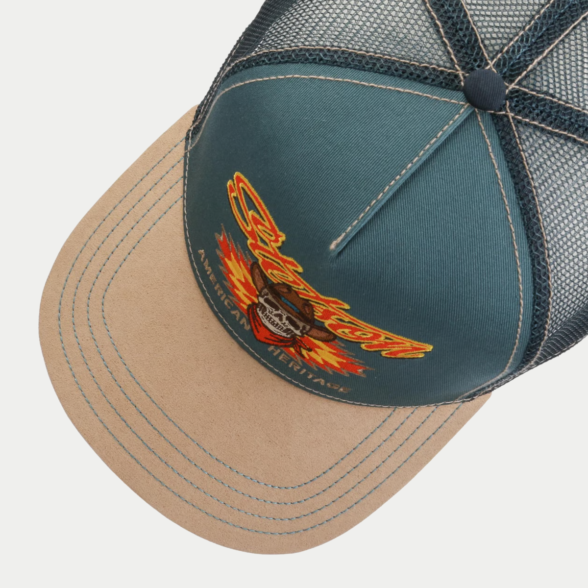 Vue du dessus de la casquette trucker Western Skull Stetson : devant bleu pétrole brodé, visière sable à surpiqûres bleues
